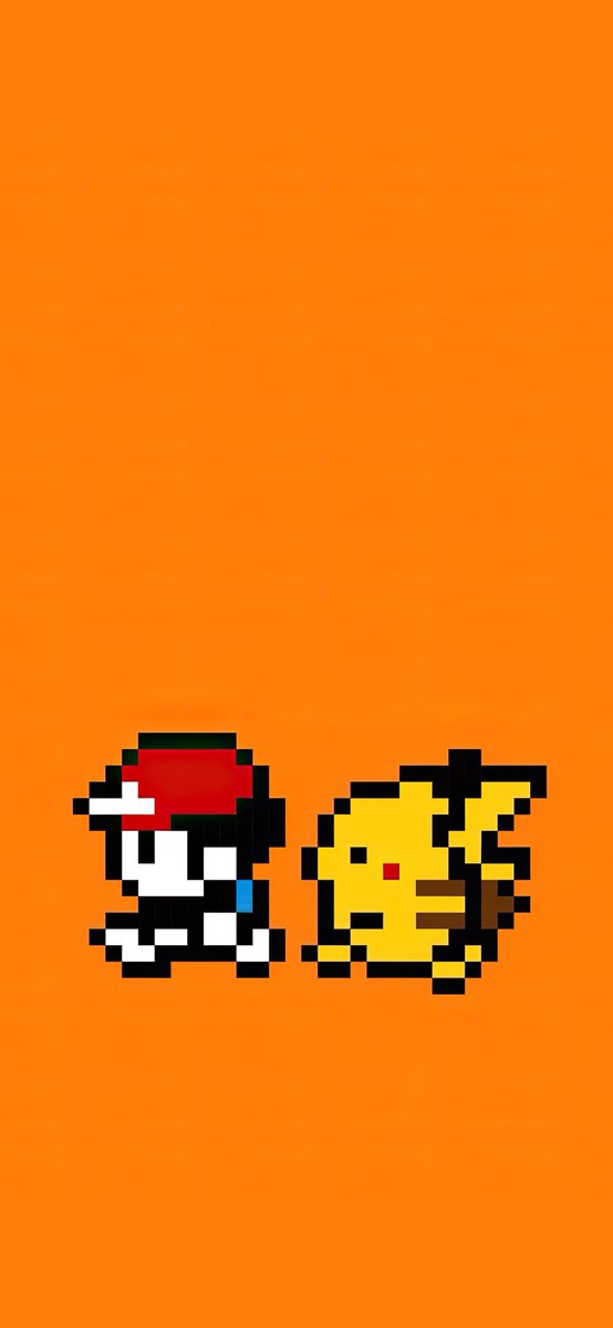 Un personnage portant une casquette rouge et blanche, un gilet noir et un short bleu se tient à côté d'une souris électrique jaune