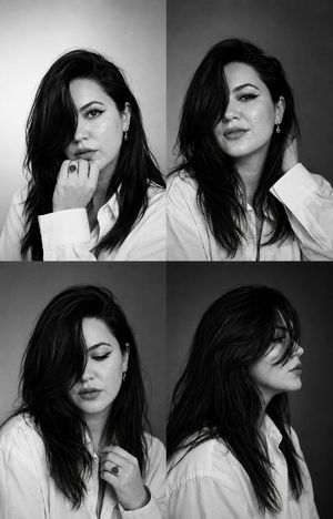 Une femme aux longs cheveux portant une chemise pour homme oversize montre quatre expressions différentes en portraits noir et blanc