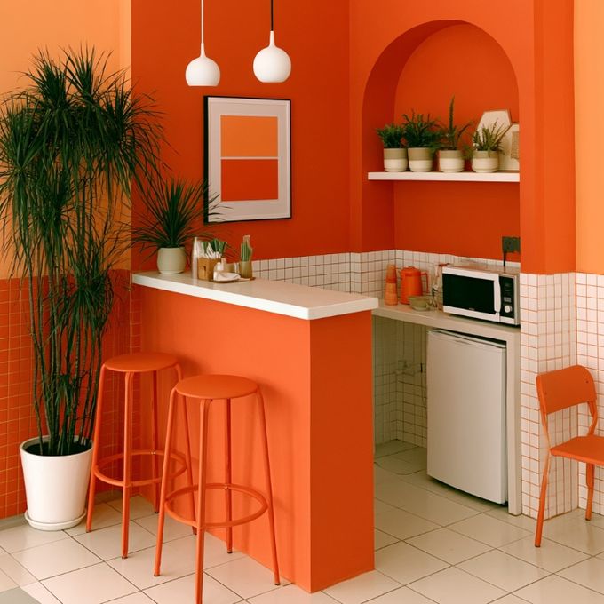 Minimalistisches 3D-Architektur-Rendering eines modernen Interieurs mit leuchtendem Orange und tiefgrünem Laub