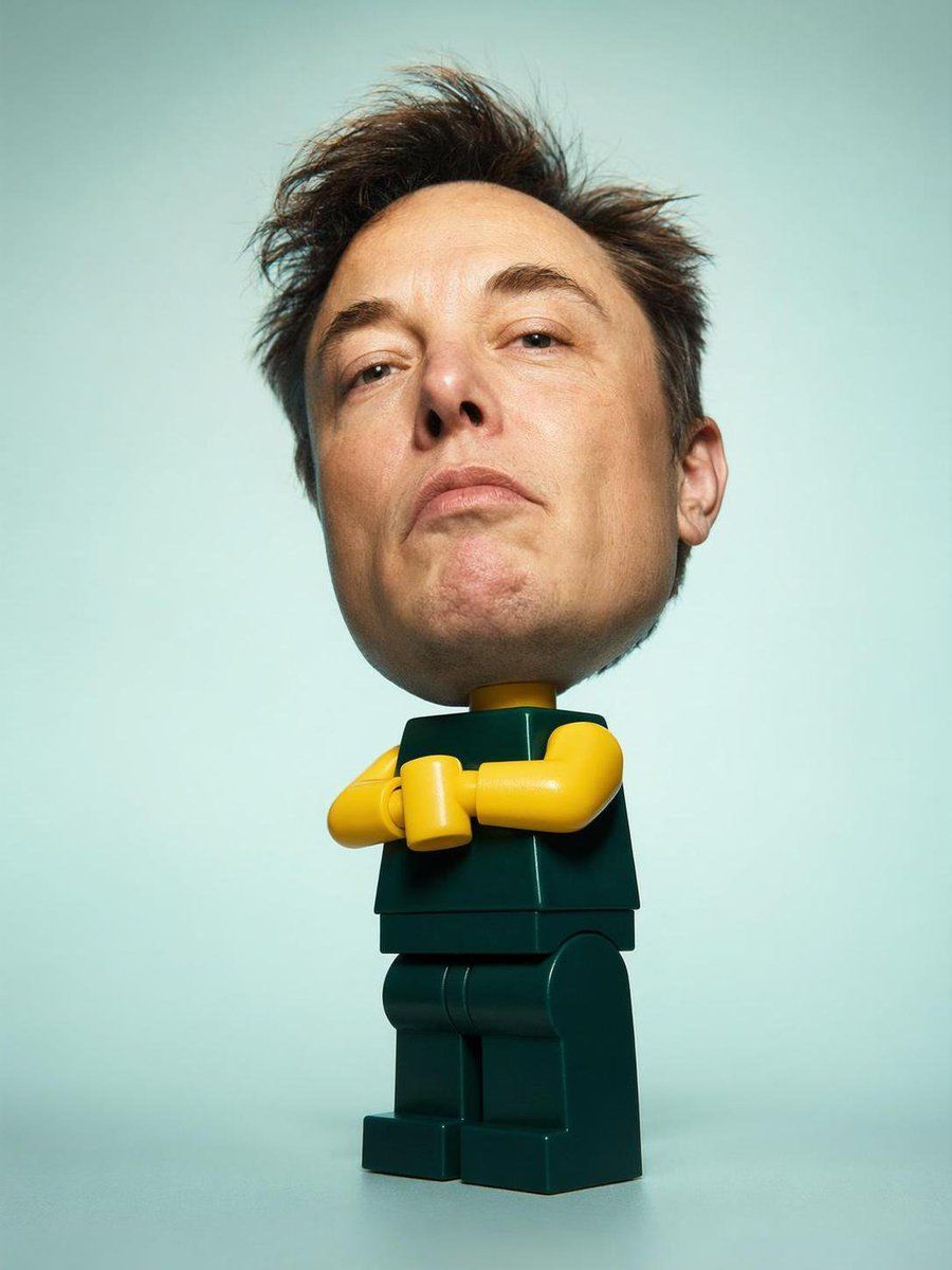 Crie um retrato surrealista de estúdio de um homem com uma grande cabeça humana realista anexada a um corpo de minifigura LEGO pequeno para uma combinação única e um impacto visual