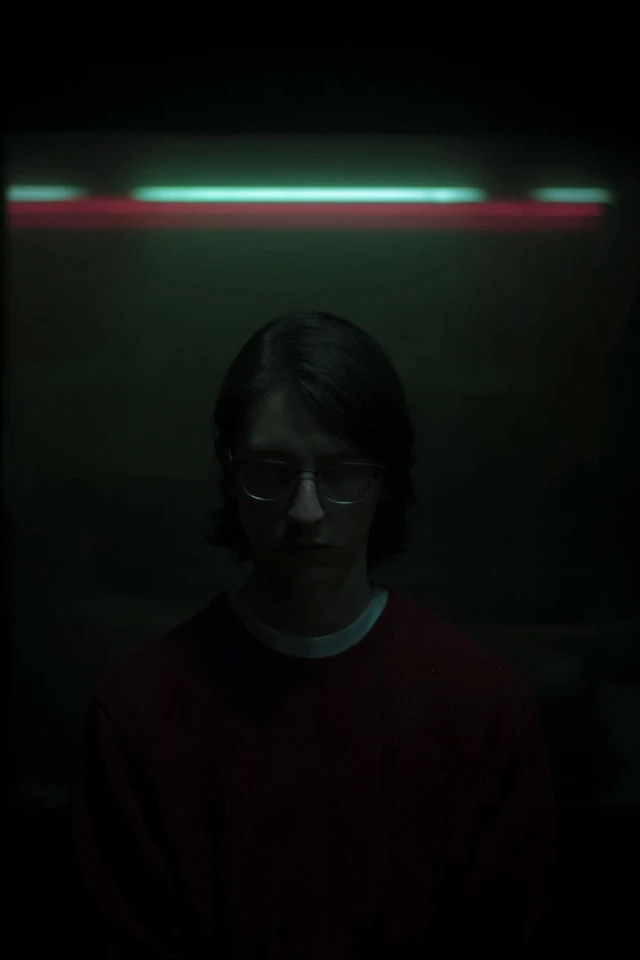 Convient pour des couvertures d'albums de thriller psychologique ou d'électronique sombre