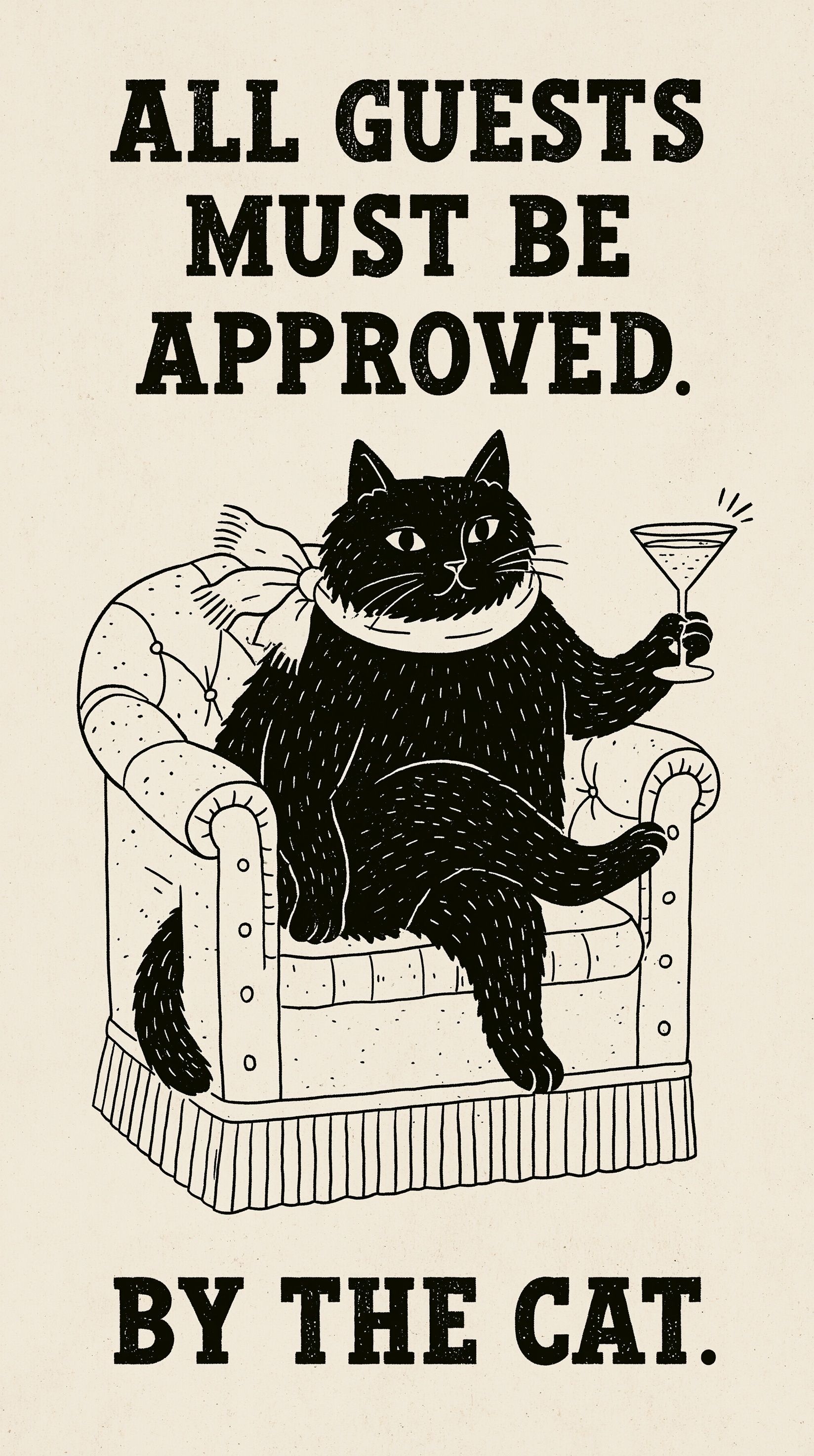 Um gato preto com um lenço está sentado no sofá segurando um martini, ao lado há uma placa dizendo 'Todos os convidados devem ser aprovados pelo gato'