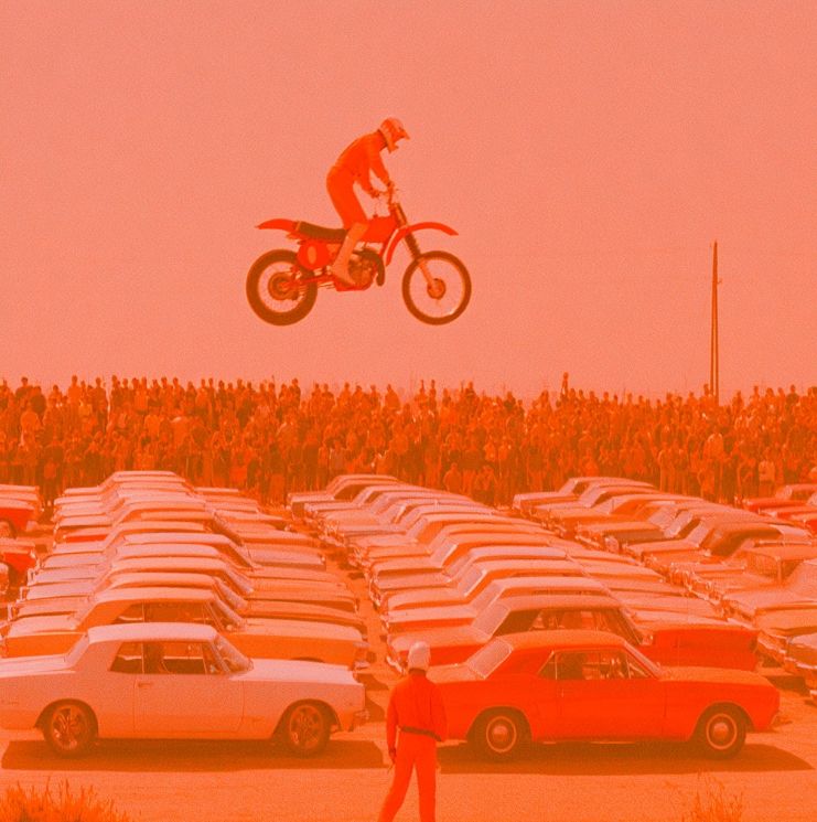 Eine retro-futuristische digitale Illustration, die eine warme und nostalgische Atmosphäre zeigt