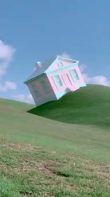 远处的山坡上有一座不自然建造的房子