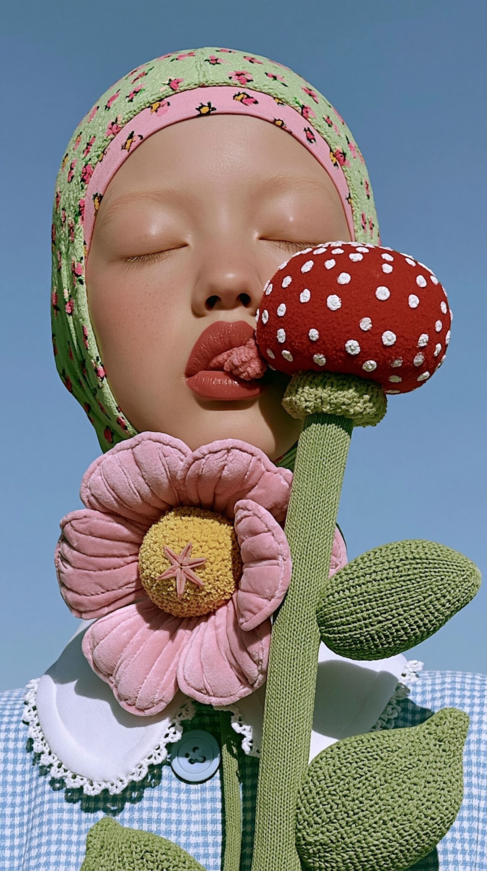 一組描繪女性臉龐與紅花奇異花園的夢幻時尚攝影