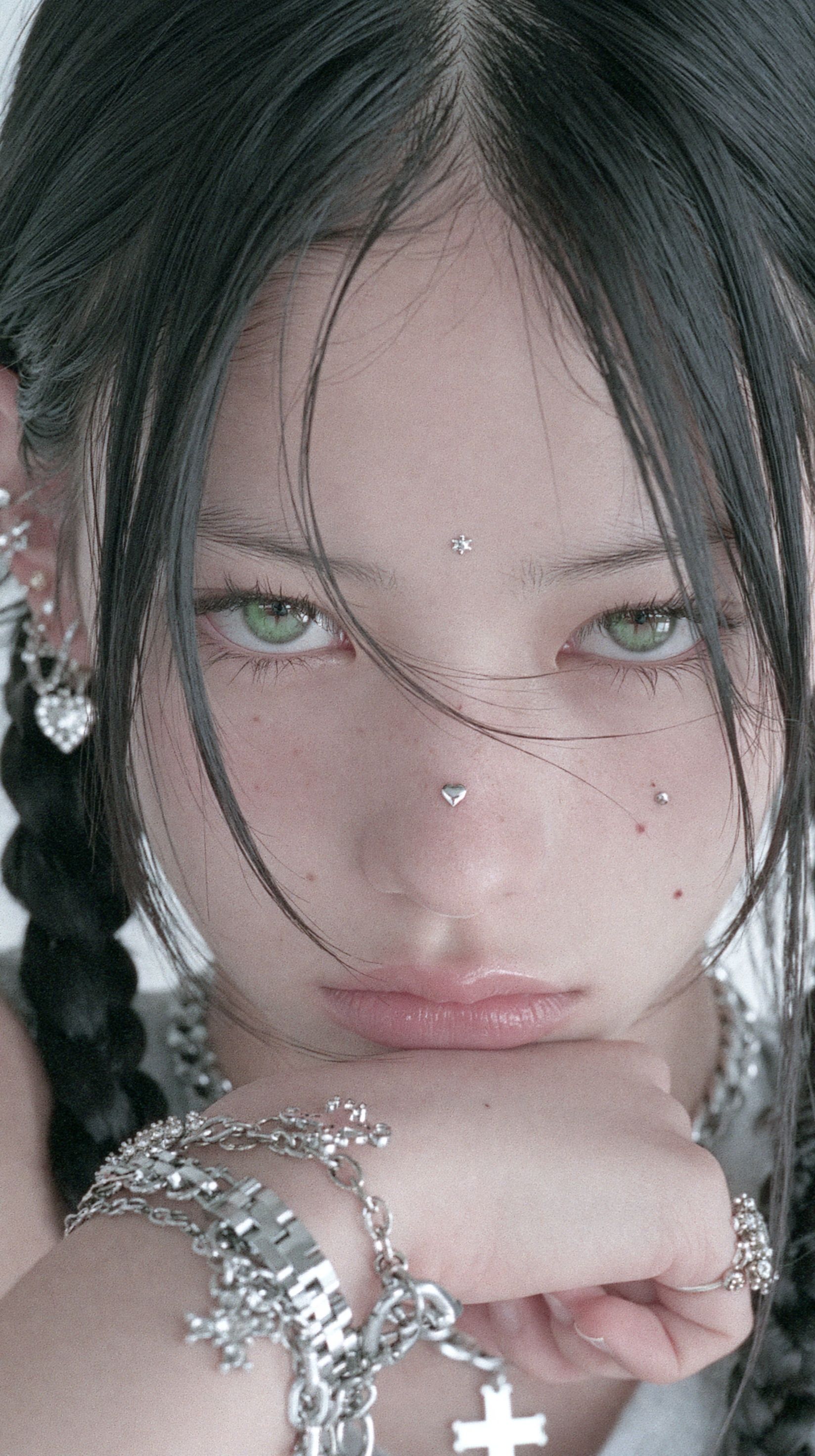 Una composición que irradia anonimato; estilo de bloguera; moderno, trenzas de cabello negro y el resto del cabello dorado, chica asiática bonita de cuerpo entero, estilo innovador; retrato de moda; Fotografía: Rinko Kawauchi