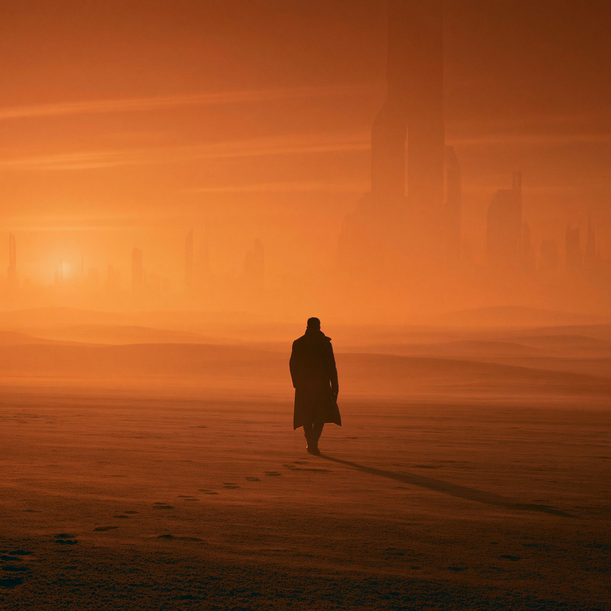 Eine einsame menschliche Silhouette wandert über eine trostlose Wüstenebene, mit einem dramatischen orangefarbenen Sonnenuntergangshimmel im Hintergrund, der in tiefem Bernstein, verbranntem Orange und goldenen Tönen leuchtet
