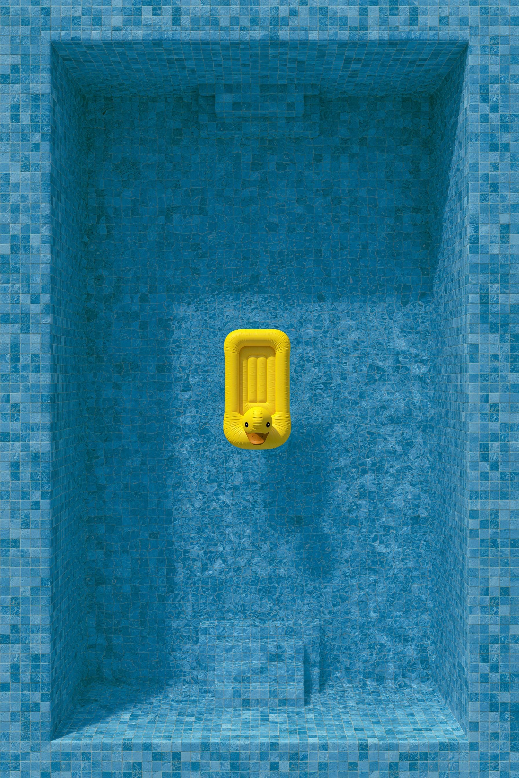 piscina retangular profunda com azulejos azuis e colchão inflável amarelo de pato flutuando