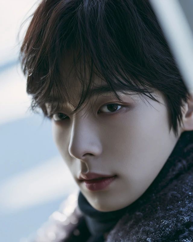 Un bel idole masculin coréen de K-pop de 24 ans, avec un visage doux comme une poupée et de grands yeux clairs
