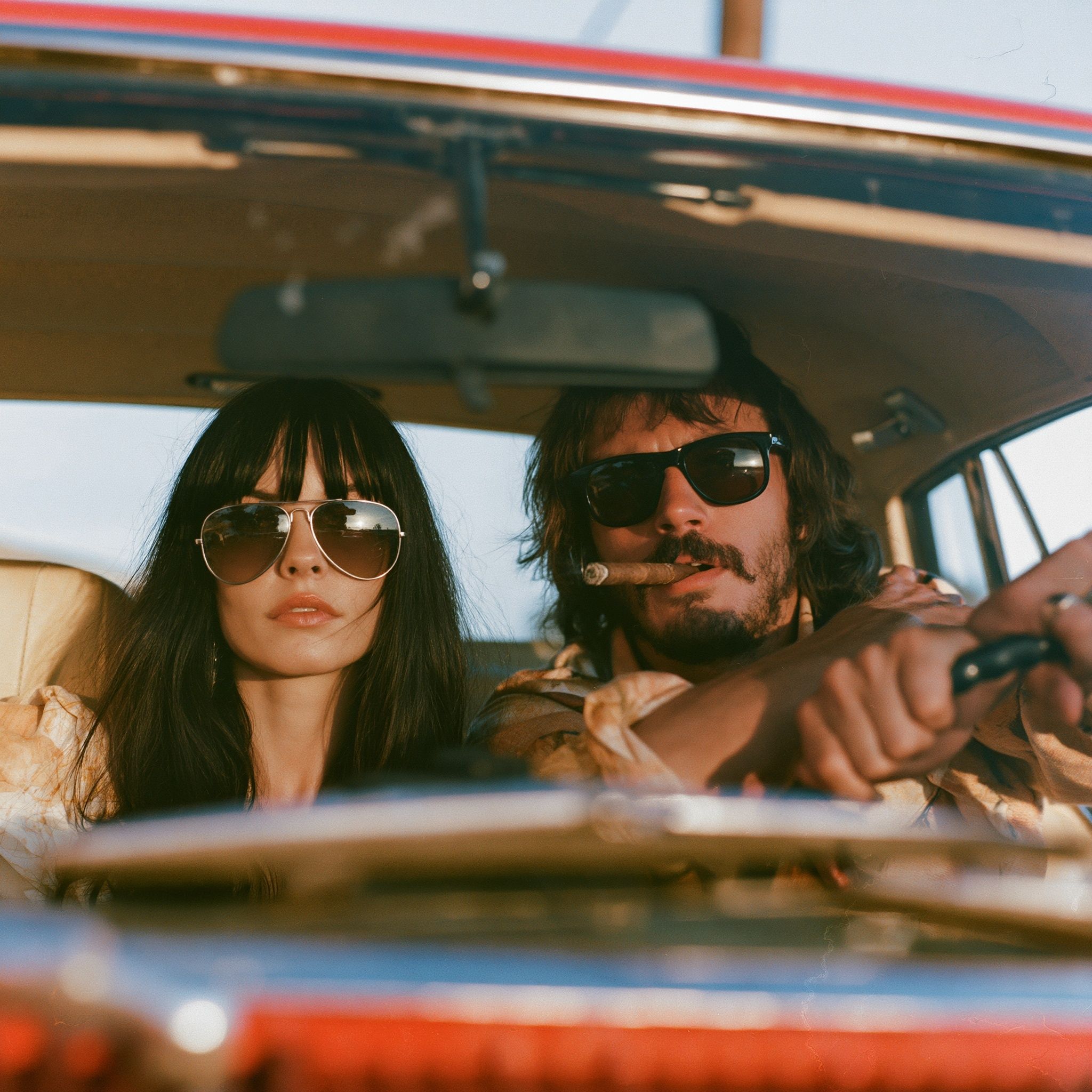 Un couple froid assis dans une vieille voiture rouge