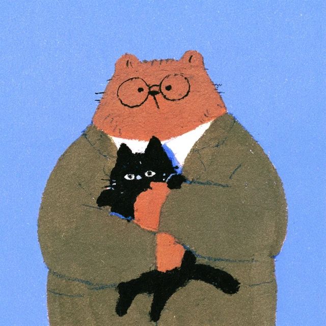 Un gran oso marrón con gafas y un traje verde sosteniendo un gato negro