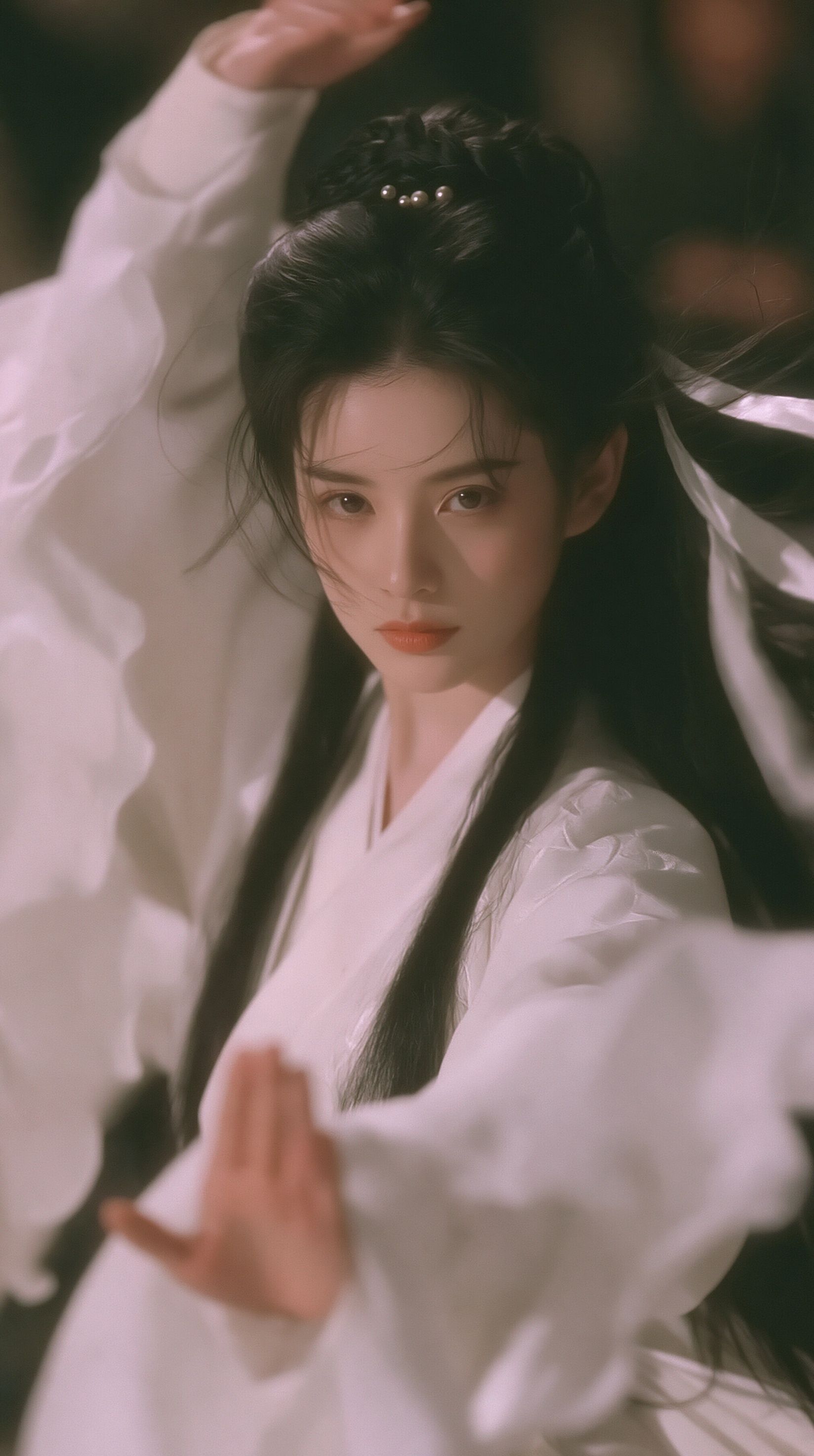 一位清冷年轻的东方女子于山洞中摆出武侠打斗姿态