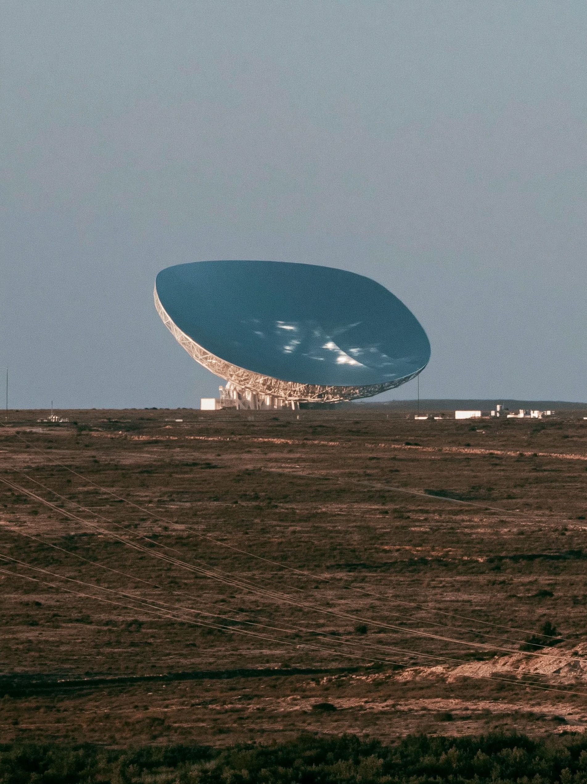 Uma antena de radar no horizonte escaneando o mundo em busca de sinais de vida