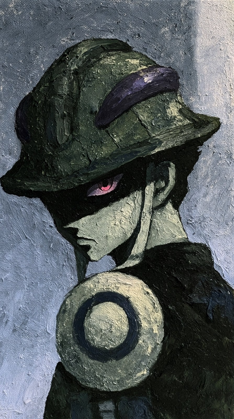 A pintura a óleo retrata o perfil de uma figura misteriosa usando um capacete verde militar